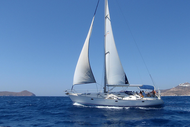 Milos: Crociera in barca a vela semi privata Kleftiko con pranzo