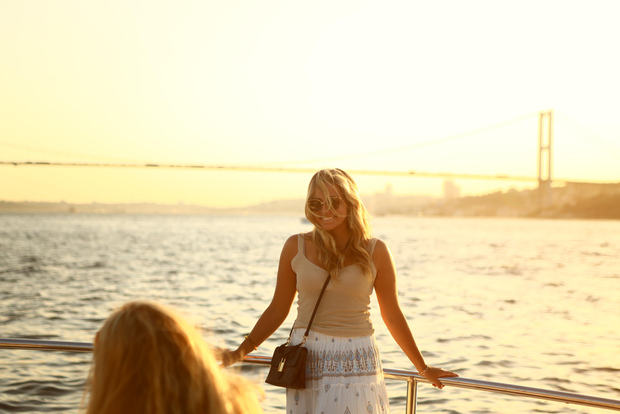 Istanbul: Bosphorus Private Guided Yacht Cruise with Snacks
