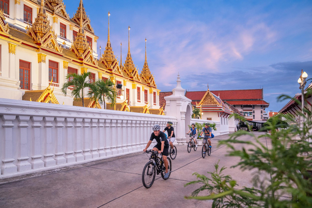 Bangkok: Tour serale in bicicletta con visita ai templi e al mercato dei fiori