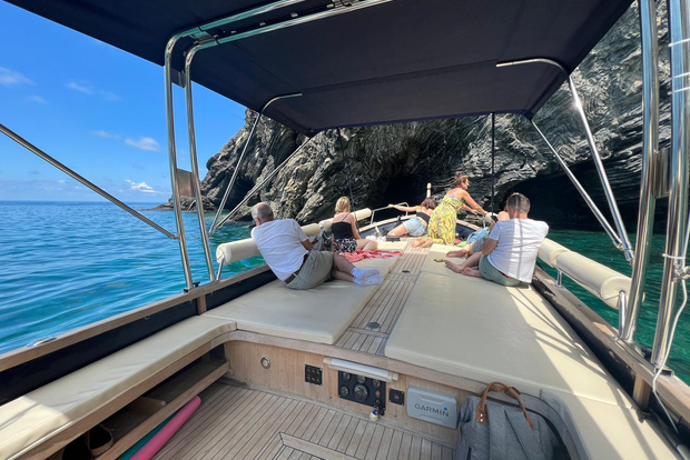 Vernazza - Cinque Terre: Sunset Boat Tour with Aperitivo