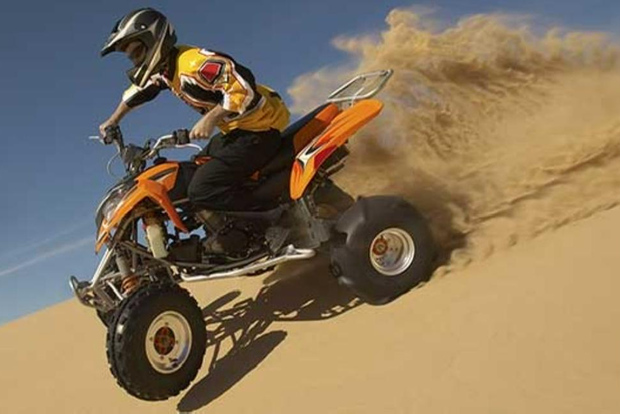 Mascate: aventura de moto-quatro nas dunas, pôr do sol e esqui na neve, com transporte e churrasco