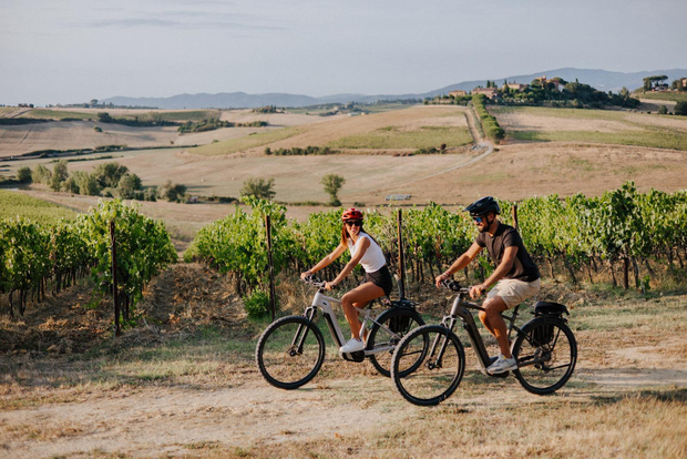 Cortona: Val di Chiana E-Bike Tour with Optional Wine Lunch
