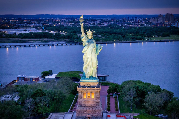 New York: giro panoramico privato in elicottero con champagne