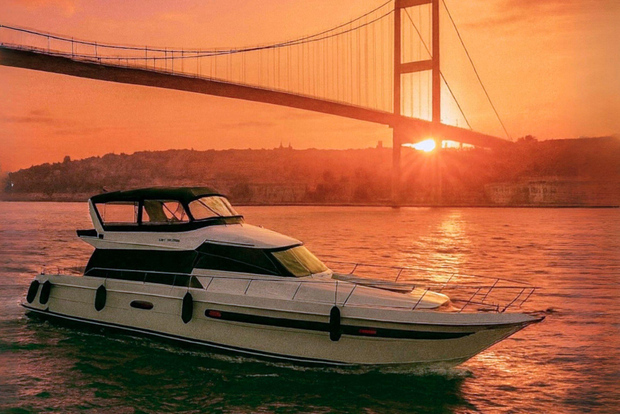 Istanbul: crociera in yacht al tramonto o di un giorno per piccoli gruppi con spuntini