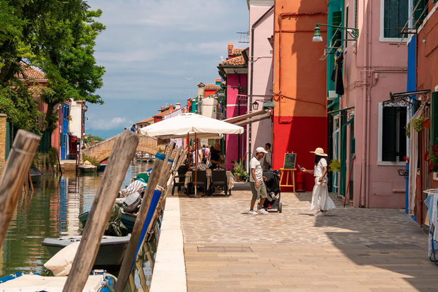 Murano & Burano: Boat Tour with Guide & Glass Factory Visit