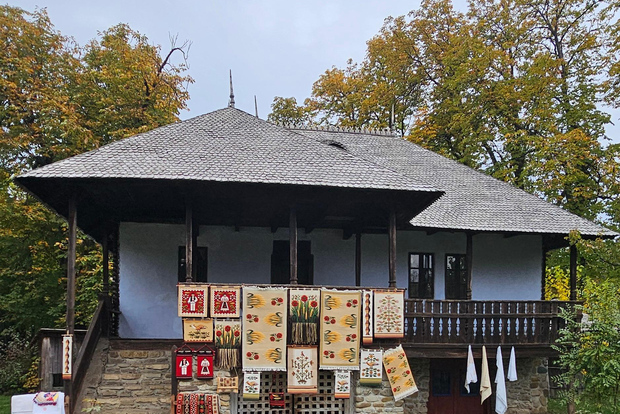 Breve tour di Bucarest con guida turistica dal vivo in formato hop-on hop-off