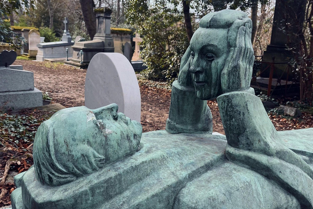 Chi ha ucciso Victor? Gioco di fuga al cimitero di Père Lachaise