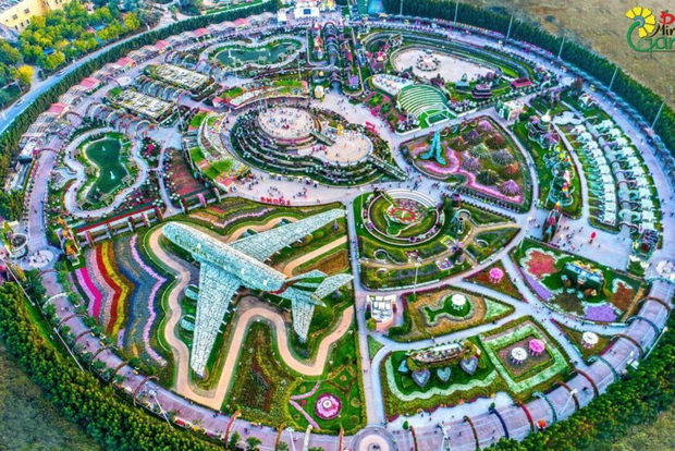 Dubai: Il Giardino dei Miracoli, il Villaggio Globale e la Cornice di Dubai