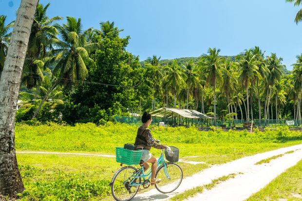 Da Mahé: Gita in barca a La Digue con noleggio di biciclette