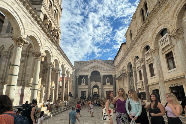 Tour privato di Spalato guidato a piedi con guida locale