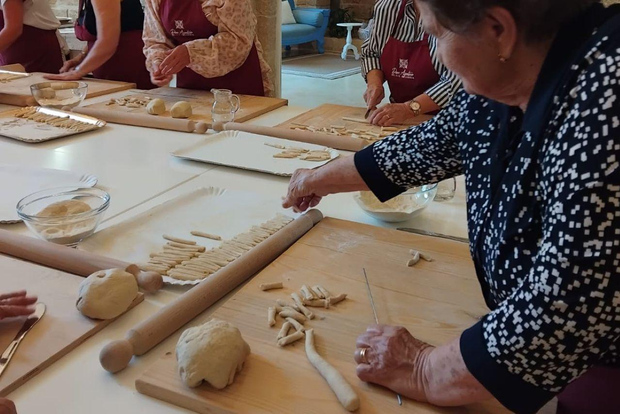 Lecce: clase de cocina tradicional de pasta con vino