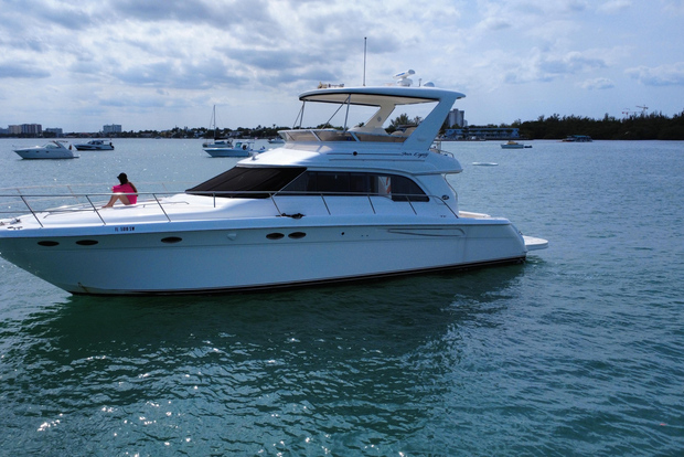Miami: Alquiler de Yate Privado de Lujo de 52 pies con Capitán