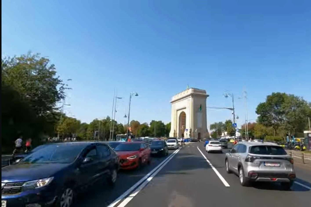 Bucarest in auto: un'esperienza di un giorno intero con possibilità di fermarsi e visitare