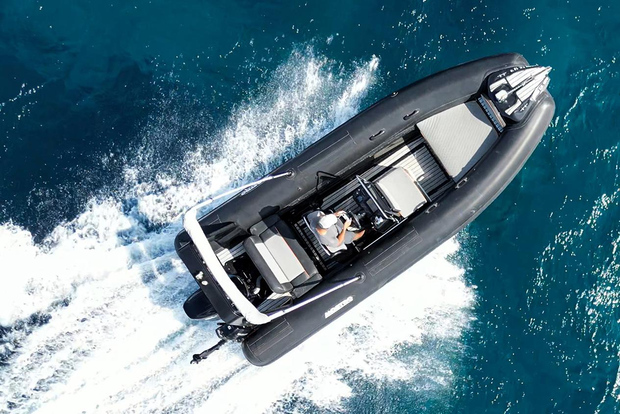 Från Paros: Hyr en RIB-båt Triton med valfri skeppare