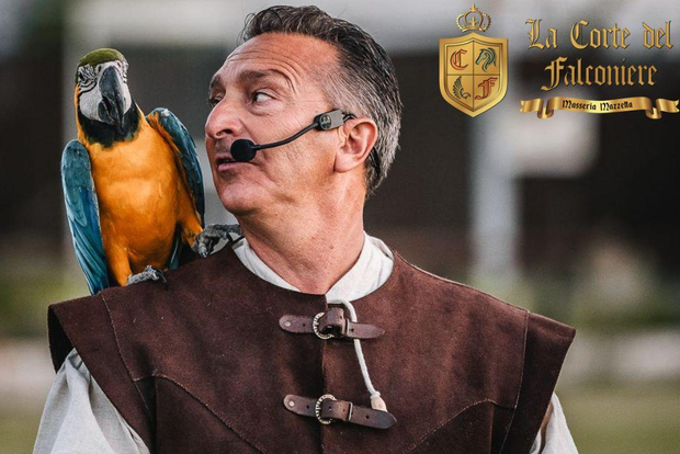 Desayuno con loros en Masseria Mazzetta con parque de animales.