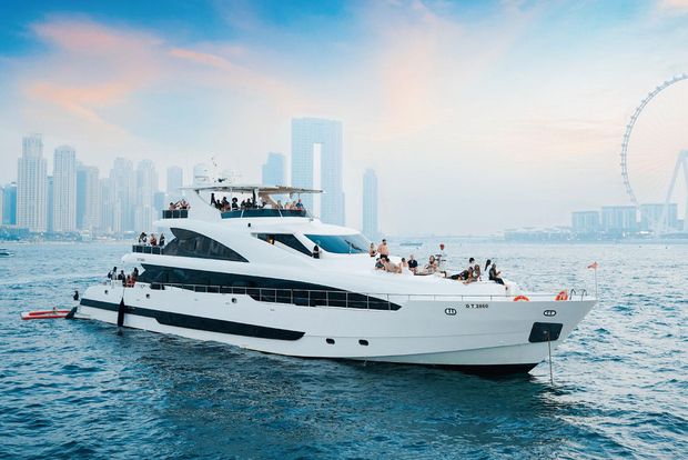 Dubai: superyacht di lusso con nuotata e open bar opzionale
