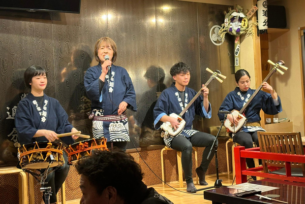 Esibizione di shamisen Tsugaru durante una cena tradizionale