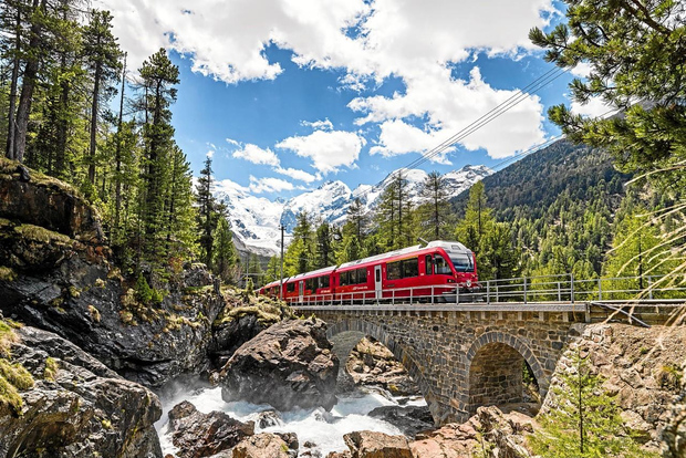 Von Mailand aus: Bernina und St. Moritz Tagestour mit dem Panoramazug