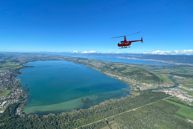 Bern: Private 54-minütige Seenland-Helikoptertour für bis zu 3 Personen