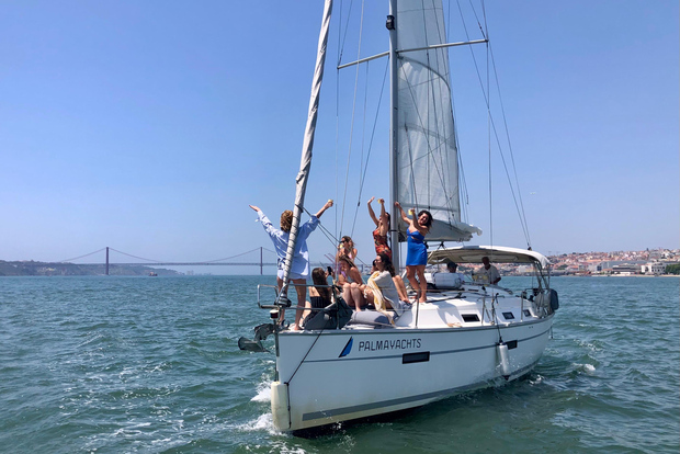 Tour privato in barca a vela di Lisbona con un drink: da 2 a 8 ore
