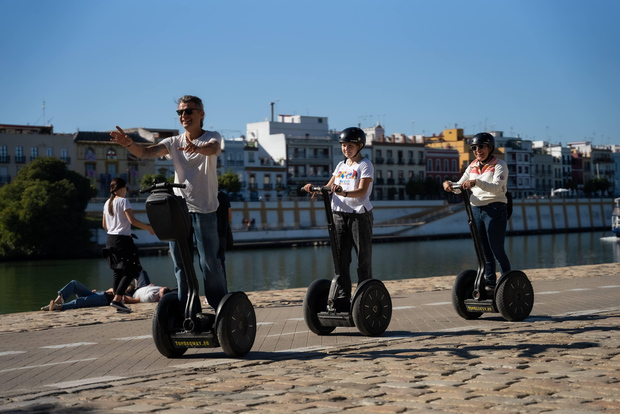Stadsvandring i Sevilla: 90-minuters Segway-tur vid floden