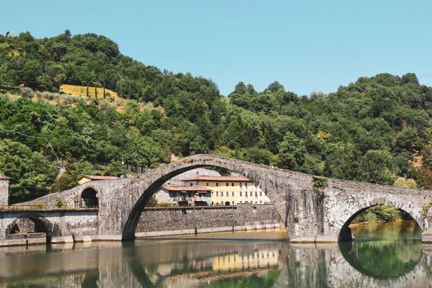 从卢卡、比萨或里窝那港口乘坐面包车游览加法尼亚纳