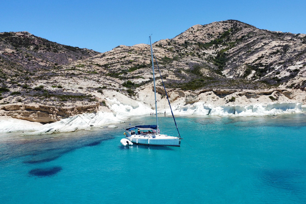 Milos: Crociera in barca a vela di un giorno intero con cibo e open bar