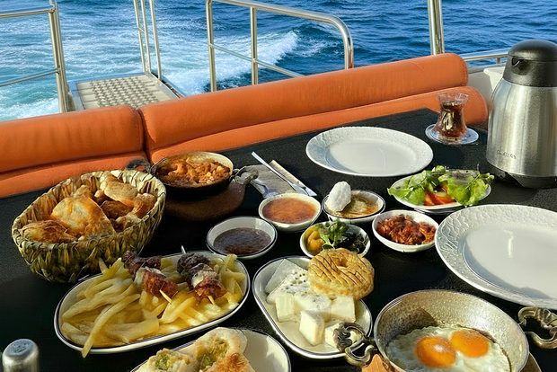 Istambul: Cruzeiro de Iate no Bósforo pela manhã com pequeno-almoço turco