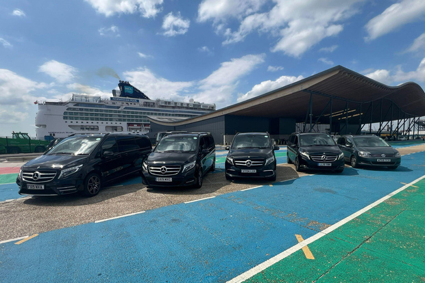 Del puerto de Southampton al aeropuerto de Heathrow, opcional, pasando por Stonehenge