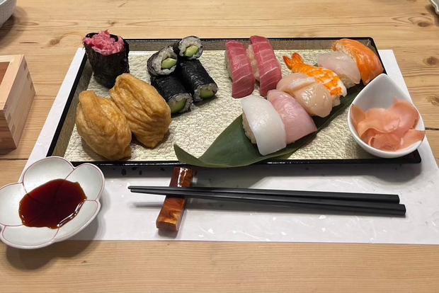 SUSHiKiTCHEN di AKEMI: una divertente lezione di cucina di sushi a Tokyo