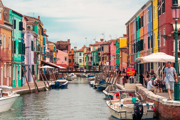 Murano & Burano: Boat Tour with Guide & Glass Factory Visit
