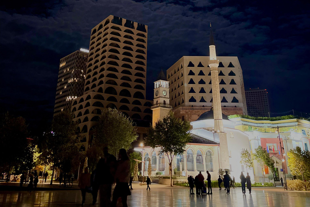 Tirana: tour noturno particular com café e cocktail