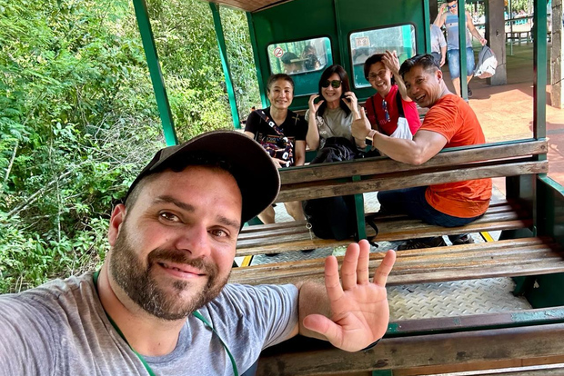 2 days: Brazil & Argentina Falls, Bird Park/Airport transfer