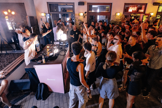 Berlino: Pub Crawl con shot e ingresso al club VIP