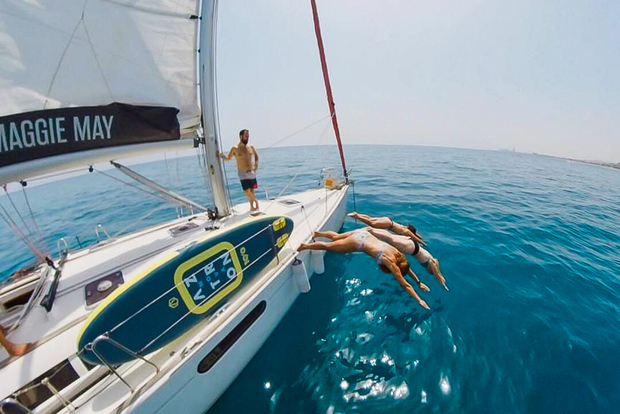 Barcellona: Gita in barca sulla costa con spuntini e Cava