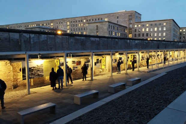 Tour privato in minivan Berlino Highlights Autista e guida