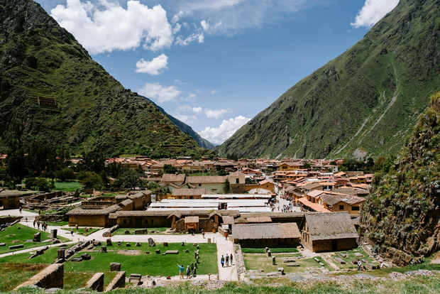 Cusco: Visit to the Pisac Market and the Ollantaytambo Fortress.