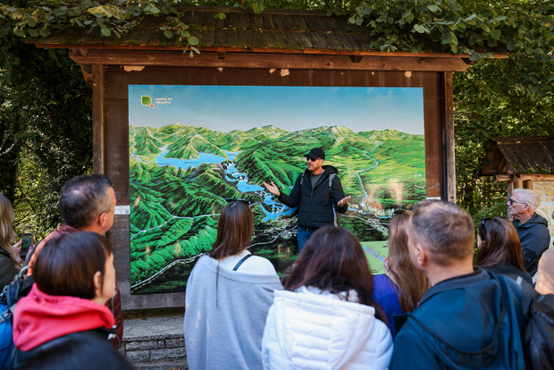 Zara: Laghi di Plitvice con giro in barca e tour del centro storico di Zara