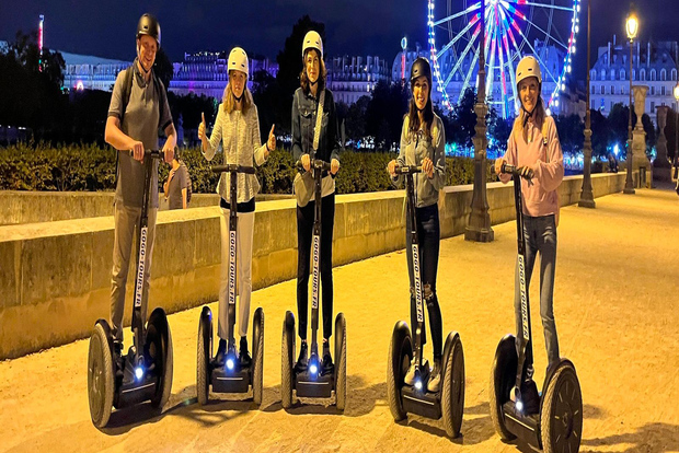 Parigi di notte: tour notturno in segway con una guida locale