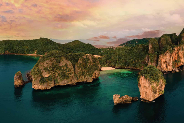 Пхукет: групповой тур на катере на рассвете на острове Пхи-Пхи