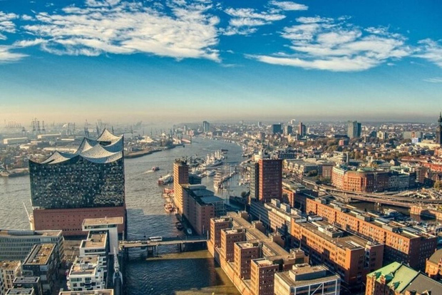 Hamburg : Must-See Walking Tour With A Guide