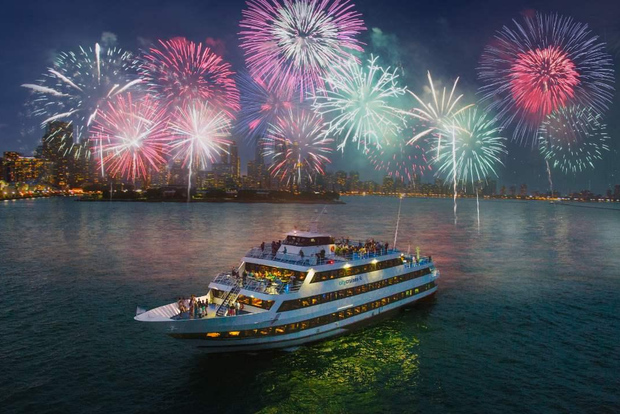 Stadtrundfahrten Chicago: Lake Michigan Fireworks Dinner Cruise