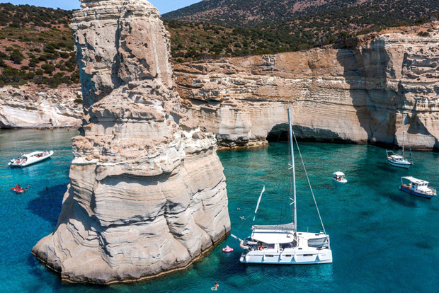 Milos: Crociera in catamarano al tramonto Kleftiko con pasti e bevande