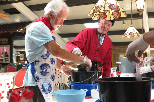 Volendam: workshop di 2,5 ore sulla produzione del formaggio e tour della produzione di zoccoli
