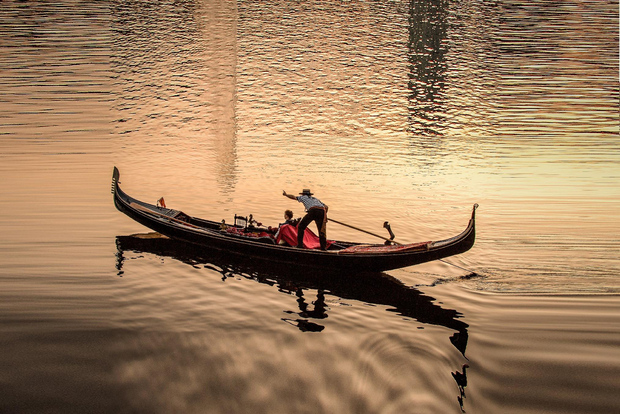 Amburgo: tour di gruppo sul lago Alster in una vera gondola veneziana