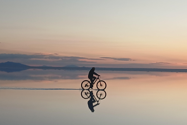 Uyuni: Tour guidato in bicicletta della Piana di Sale di Uyuni con pranzo