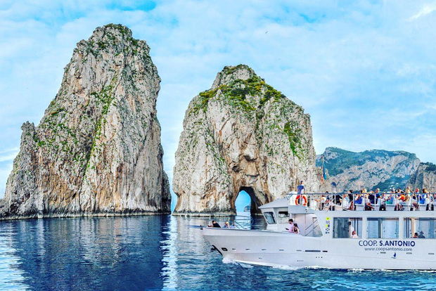 Desde Sorrento/Nerano: crucero por la isla de Capri con guía a bordo.
