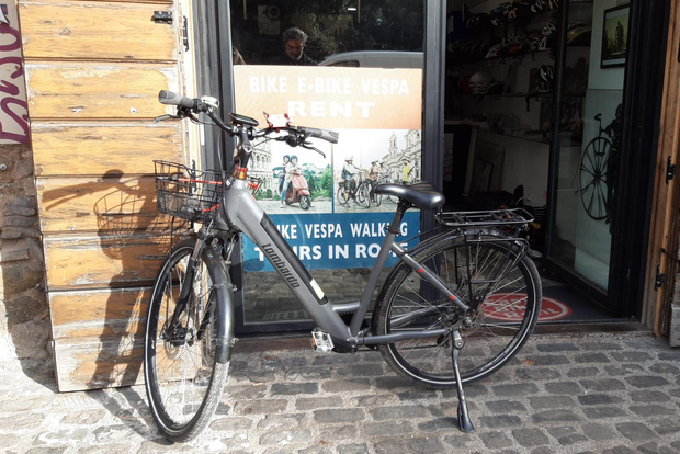 Rome: Electric Bike Rental with Helmet