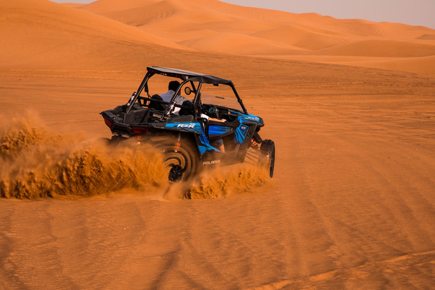 Dubai: safari sulle dune rosse con dune buggy, sandboarding e BBQ