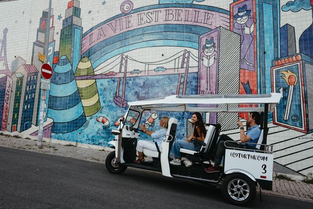 Lissabon: Private Food & Wine Stadtführung mit dem Eco Tuk Tuk